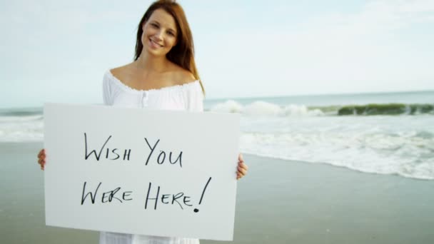 Mulher na praia com quadro de mensagens — Vídeo de Stock