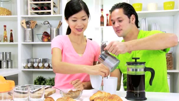 Пара готовит кофе на завтрак — стоковое видео