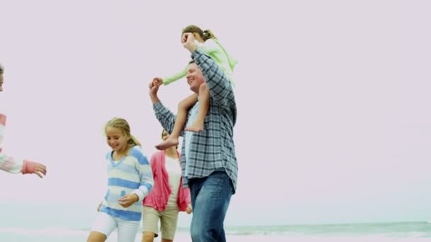 Padres e hijas en la playa de arena — Vídeo de stock