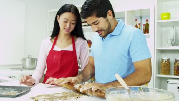 Casal na cozinha assar biscoitos — Vídeo de Stock