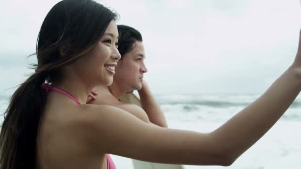 Surfers op strand kijken oceaan golven — Stockvideo