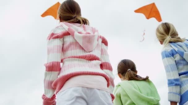 Girls with kite on beach — Stock Video
