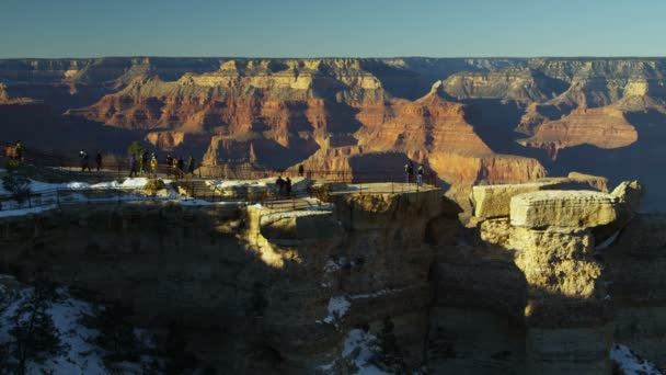 Los turistas del Gran Cañón observan la cara del acantilado Plateau rock layers, Arizona, Estados Unidos — Vídeo de stock