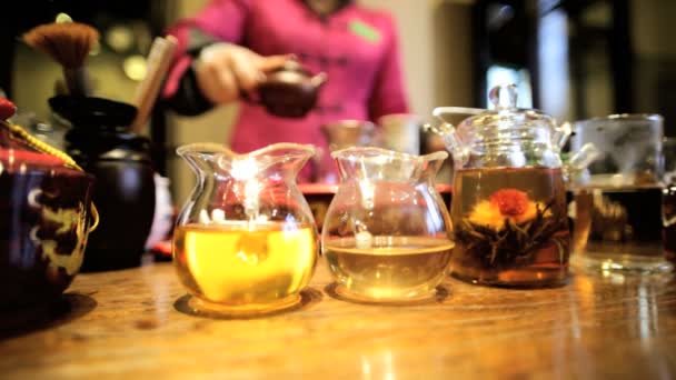 Женщина делает китайский чай смесь — стоковое видео