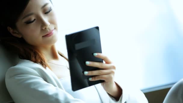 Businesswoman in hotel with tablet — Stock Video