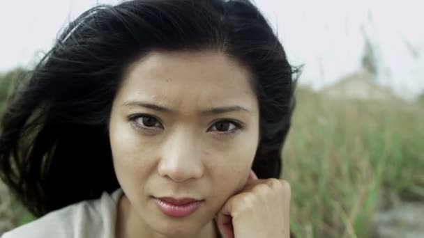 Ασιατικό κορίτσι ψάχνει σε εξωτερικούς χώρους δυστυχισμένος — Αρχείο Βίντεο
