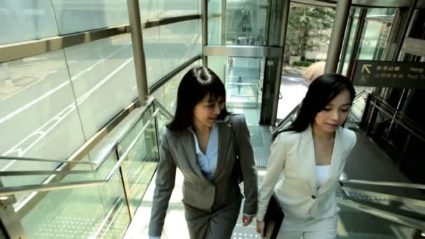 Femmes d'affaires marchant au centre d'affaires — Video