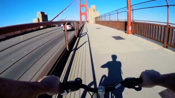 在金门大桥上周期骑手 — 图库视频影像
