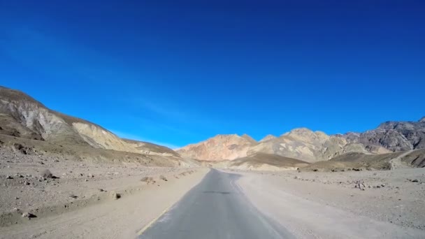 Conducir a través del paisaje del desierto — Vídeos de Stock