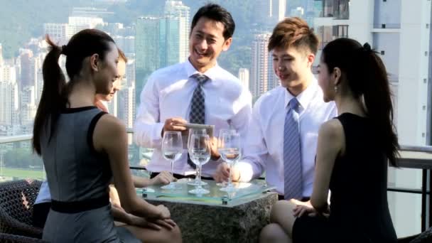 Business people in rooftop restaurant — Stock Video