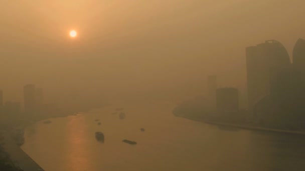 Kargo Huangpu Nehri üzerinde güneş doğarken mavnalar — Stok video