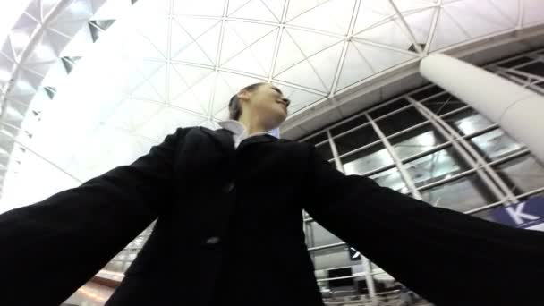 Businesswoman in modern airport terminal — Stock Video