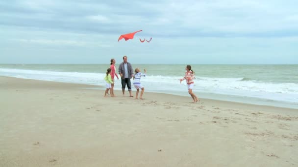 Familia con cometa en la playa — Vídeo de stock