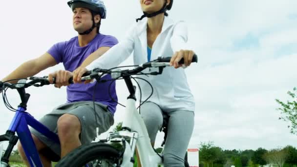 Pareja disfrutando juntos en bicicleta al aire libre — Vídeos de Stock