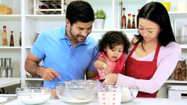 Casal com bebê filha na cozinha — Vídeo de Stock