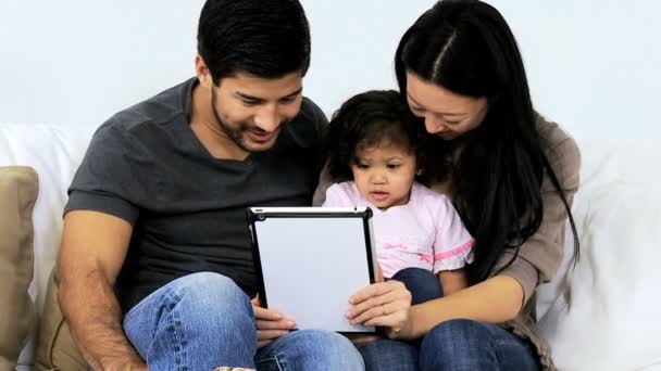 Föräldrar med dotter använder tablet — Stockvideo