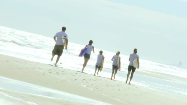 Családi futás-val bodyboards a strandon — Stock videók