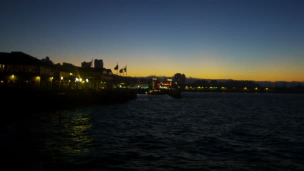 Fisherman's Wharf verlicht gebied zonsondergang schemering San Francisco Bay, Californië, Verenigde Staten — Stockvideo