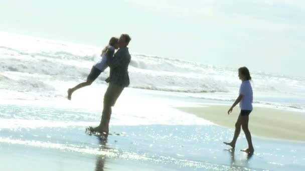 Padre con hijas en la playa — Vídeos de Stock