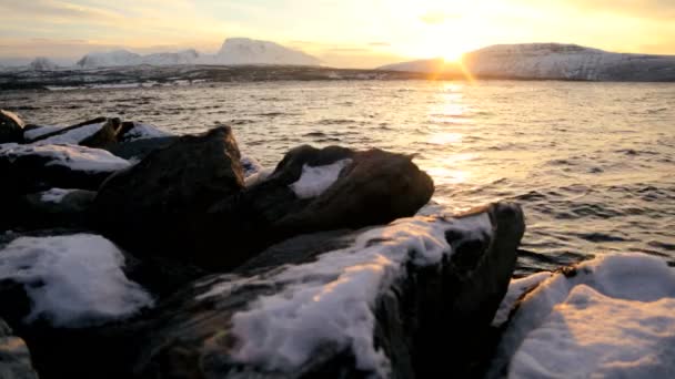 Paysage panoramique gelé avec coucher de soleil — Video