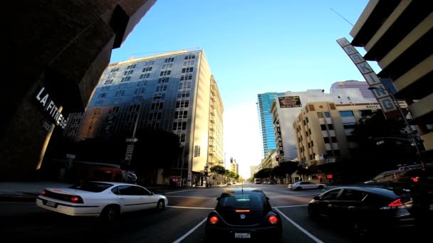 开车穿过城市的街道 — 图库视频影像