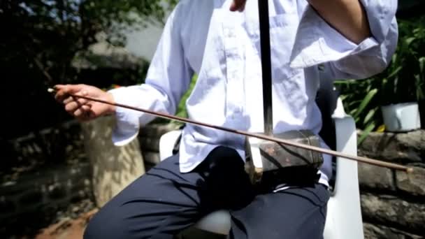 Kínai zenész játszik Erhu hegedű — Stock videók