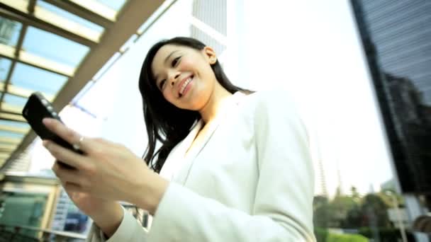 Mulher de negócios usando smartphone sem fio ao ar livre — Vídeo de Stock