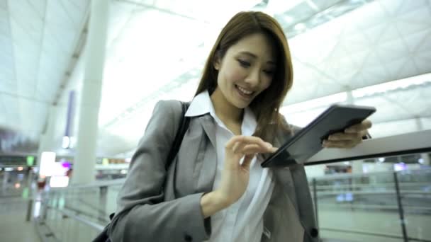 Предпринимательница в аэропорту с помощью планшета — стоковое видео