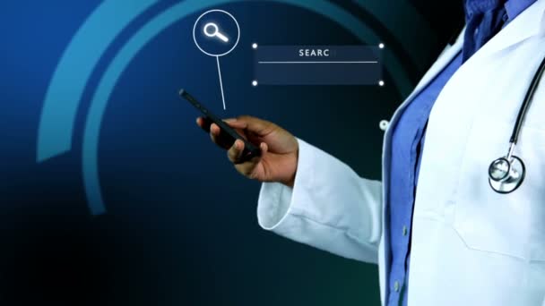 Arzt überprüft Anwendungen auf dem Handy