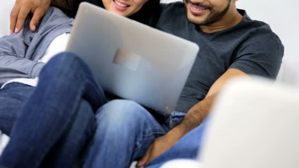 夫妇在家里使用的便携式计算机 — 图库视频影像