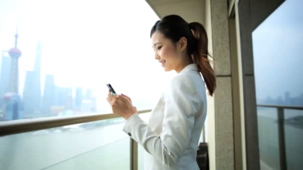 Mujer de negocios en balcón viendo paisaje urbano — Vídeos de Stock