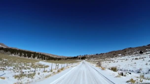 Viaje por carretera a través del paisaje escénico — Vídeo de stock