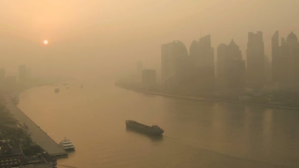 Barcazas de carga en el río Huangpu al amanecer — Vídeos de Stock