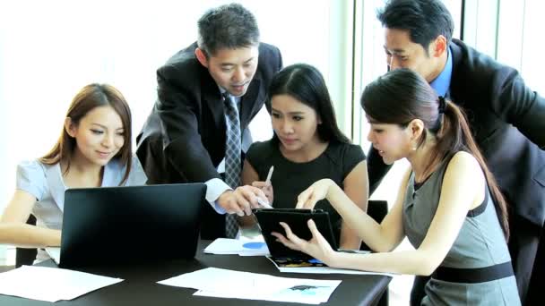 Equipo de negocios en la moderna sala de juntas — Vídeos de Stock