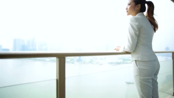 Donna d'affari sul balcone vista paesaggio urbano — Video Stock