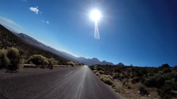 Viagem de estrada através da paisagem do deserto — Vídeo de Stock