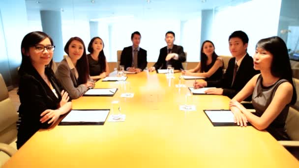 회의실에서 회의 중 남성과 여성의 아시아 비즈니스 동료 — 비디오