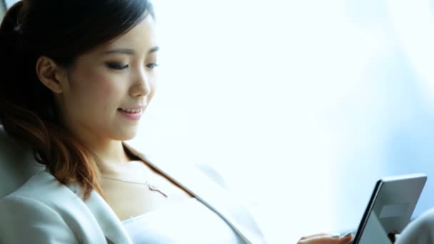 Businesswoman in hotel with tablet — Stock Video