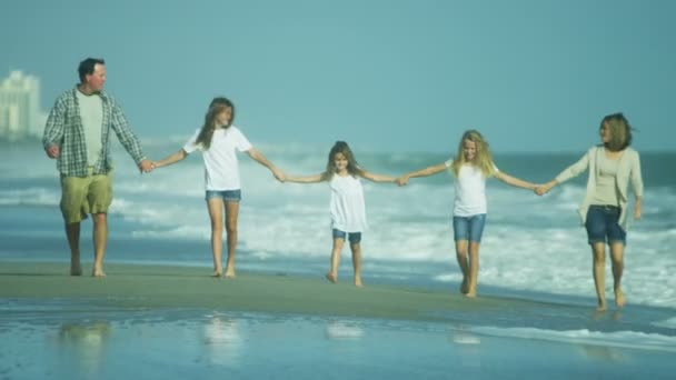 Семейная прогулка босиком по пляжу — стоковое видео