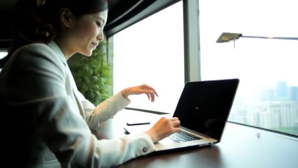 Businesswoman working in hotel apartment — Stock Video