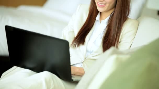 Mulher de negócios no hotel usando laptop — Vídeo de Stock