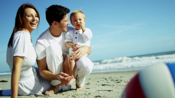 Батьки з сином на піщаному пляжі — стокове відео