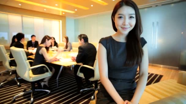 Aziatische zakenvrouw over de bijeenkomst van de financiële — Stockvideo