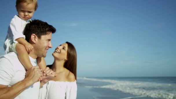 Pais com filho em férias na praia — Vídeo de Stock