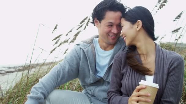 Paar trinkt Kaffee im Strandurlaub — Stockvideo