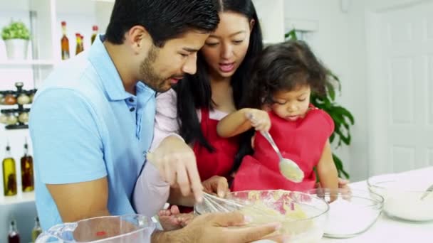 Par med dotter förbereda ingredienser — Stockvideo