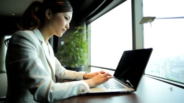 Businesswoman working in hotel apartment — Stock Video