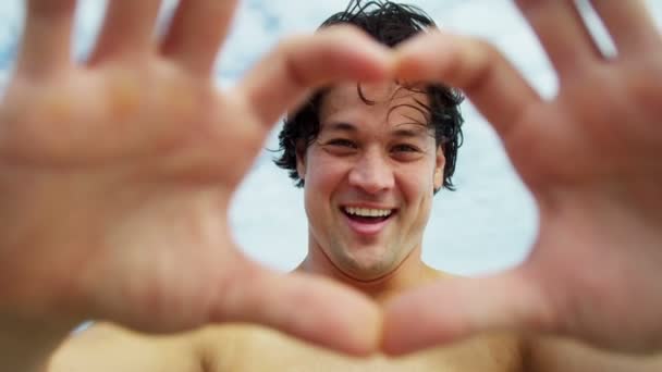 Hombre haciendo símbolo de forma de corazón — Vídeos de Stock