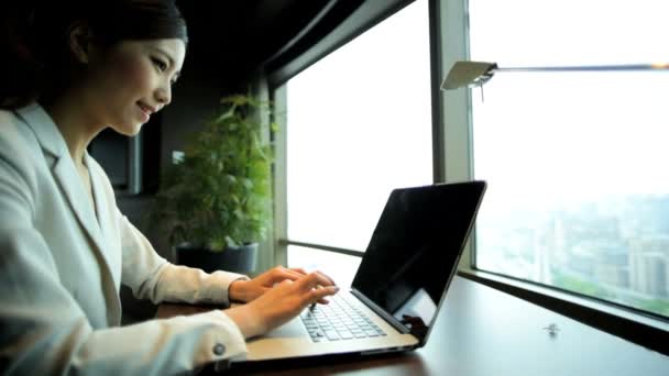 Geschäftsfrau arbeitet in Hotelwohnung — Stockvideo