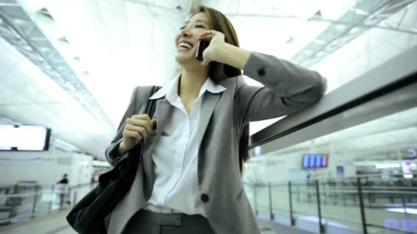 Geschäftsfrau auf modernem internationalen Flughafen — Stockvideo